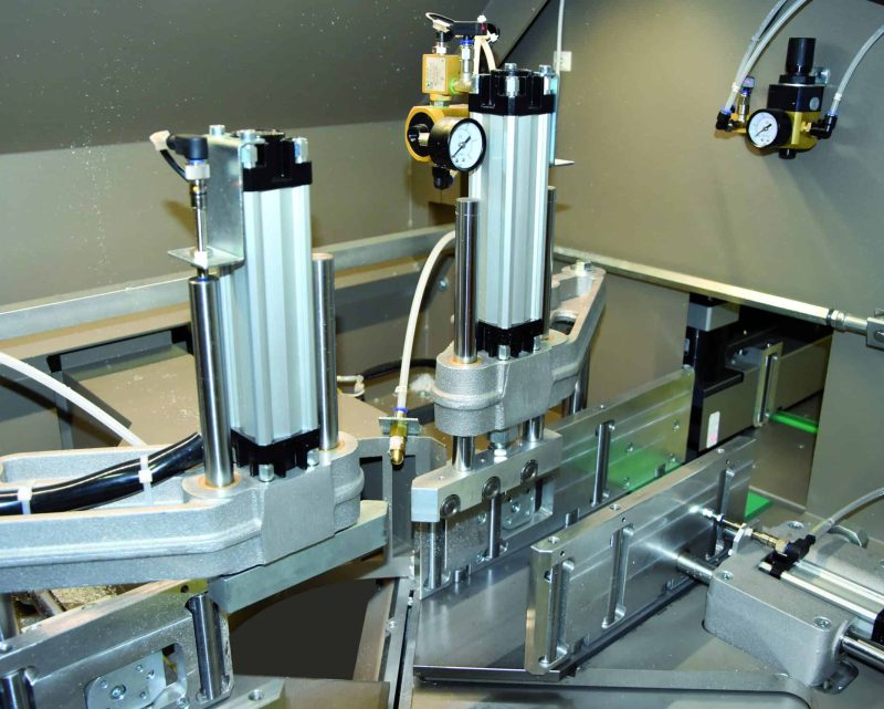 PERTICI Zaagcentrum voor kunststof profielen type SCARABEO SC 55 (1)